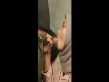 Bokep Jilbab Nurut Diminta Servis BJ Sebelum Tidur poster